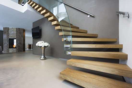 Samonosné schody pôsobia vzdušne a pôsobivo. Možno ich však kotviť len do samonosnej steny, Foto: federico rostagno,shutterstock