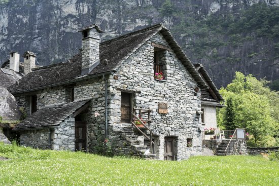 Staroveký kamenný dom v Švajčiarskych Alpách. Foto: Arcansel, shutterstock