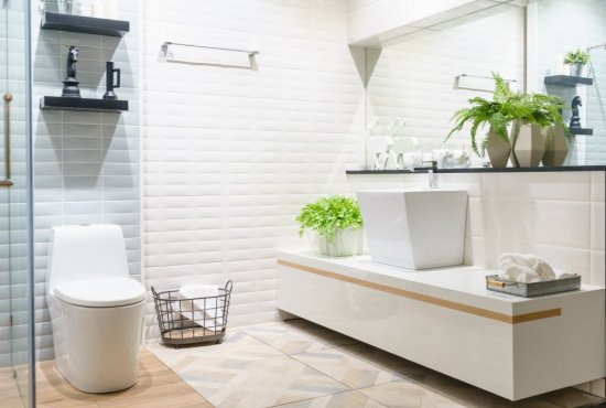 Do malej kúpeľne voľte biele obkladačky s vysokým leskom, ktoré môžete nalepiť od podlahy až po strop. Lesklé dlaždice sa hodia obzvlášť tam, kde chýba okno. Zdroj: NavinTar