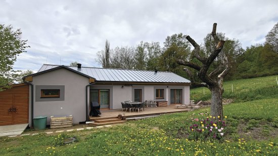 Obľúbené domy typu bungalov sú najčastejšie postihnuté plesňami na krovoch na spodnej strane difúznej fólie. 