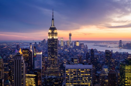 Empire State Building je charakteristický svojim nasvietením, ktoré pripomína rôzne výročia či významné udalosti. Architekt William F. Lamb navrhol vežu iba za 2 týždne. Zdroj: Mihai Simonia, Shutterstock