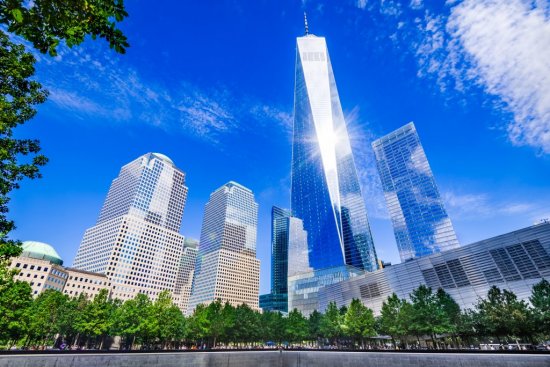 WTC 1 navrhol architekt David Childs. Objekt bol stavaný s maximálnym ohľadom na životné prostredie. Viac ako 40 % použitých materiálov pochádza z postindustriálneho recyklovaného obsahu, vrátane sadrokartónových dosiek, stropných dosiek a skla. 4 Zdroj: ecstk22, Shutterstock