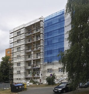 Plzenský bytový dom je prvým v Európe, kde bolo použité prefabrikované nadpražie a ostenie s izolačným jadrom z fenolitickej peny (RESOL)