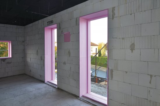 Pripravené otvory pred osadením plastovými oknami. Foto je z priebehu výstavby našej redakcie