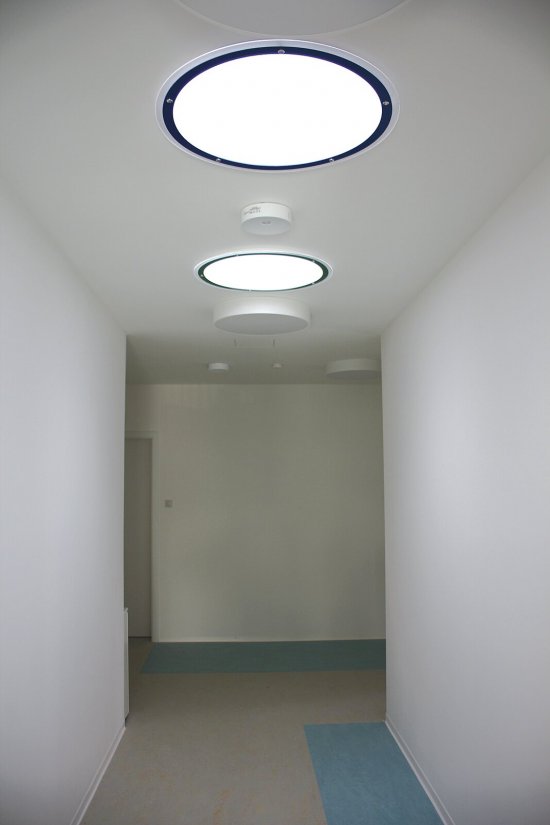 Vo vnútornej chodbe bez okien sú svetlovody hlavným zdrojom osvetlenia. 