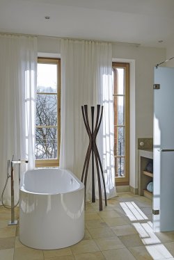„Schloss Elmau Retreat“ vsádza na tvarovo dokonalý dizajn a jedinečnú kvalitu od Kaldewei. Meisterstück Centro Duo Oval so smaltovaným panelom vytvára ústredný bod veľkorysých kúpeľní s neobyčajným výhľadom na horskú krajinu.