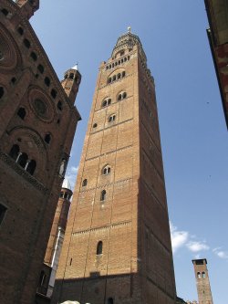 Torrazzo v Cremone je zvonicou cremonskej katedrály Nanebovzatia Panny Márie.  Meria 112,7 metrov a je to druhá najvyššia tehlová zvonica na svete po zvonici bavorskej katedrály v Landshutu