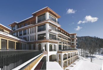 Otevřením „Schloss Elmau Retreat“ se světově vyhlášený „Schloss Elmau“ rozšiřuje o exkluzivní „hotel v hotelu“. Uprostřed hornobavorských Alp nabízí pětihv