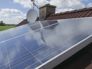 Fotovoltaické panely majú v porovnaní s termickými menšiu účinnosť avšak vyrobená elektrická energia má širšie využitie