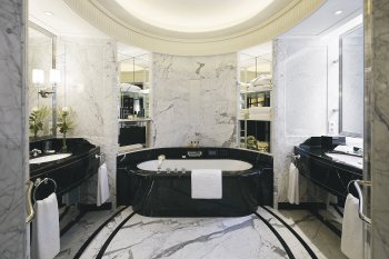 The Peninsula Paris – kúpeľňa
Kúpacia vaňa Kaldewei Centro Duo Oval z hodnotnej 3,5 mm smaltovanej ocele je jedným z lákadiel veľkorysých mramorových kúpeľní Peninsula Paris.