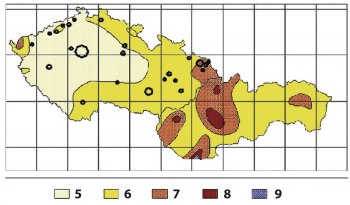 Obr. 2: Mapa seizmických oblastí Českej a Slovenskej republiky. Krúžkami sú označené mestá nad 50 000 obyvateľov. Zdroj: Geofyzikálny ústav Akadémie vied ČR.