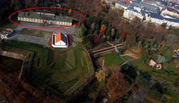 Vyznačenie dotknutého subjektu Veľkého delostreleckého skladu v areáli na fotografiu zachytávajúce stav pred začatím rekonštrukčných prác