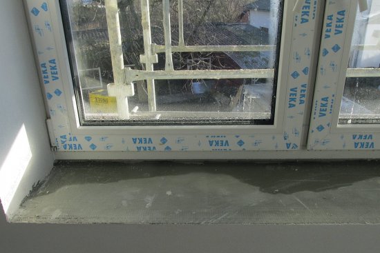 Pohľad na čerstvo zabudované okno v novostavbe s vysokou vlhkosťou, október 2015 ráno. Je zrejmé, že sa rosí nielen zasklenie (trojsklo) na vnútornej strane v dolnej časti okna, ale ešte viac plocha krídla a rámu okna, ktorých  izolačná schopnosť je o trošku horšia, než pri trojskle. Vznikajúci kondenzát odkvapkáva na parapet. V miestnosti, ktorá má relatívnu vlhkosť cca 50% by k vnútornému roseniu nedošlo.