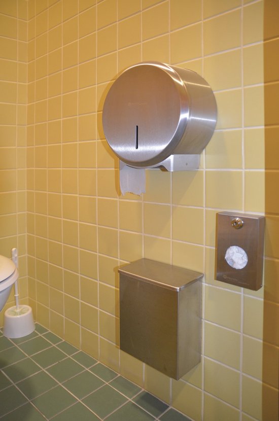Dámske WC so zásobníkom na toaletný papier, zásobníkom na igelitové sáčky a odpadkovým košom