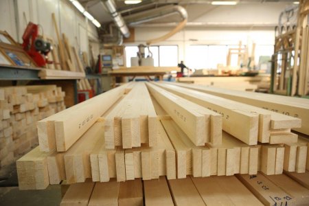 Borovica a smrek, to sú najbežnejšie dreviny na výrobu okien