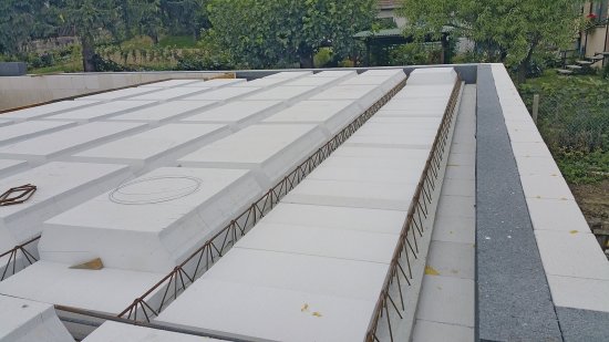 Montovaný vložkový strop Ytong sa vykonáva bez nadbetónovania. Jeho povrch je po betonáži presný a nevyžaduje ďalšie korektúry. Veniec je volený s izoláciou, ktorá zodpovedá tepelným hodnotám ostatného muriva.