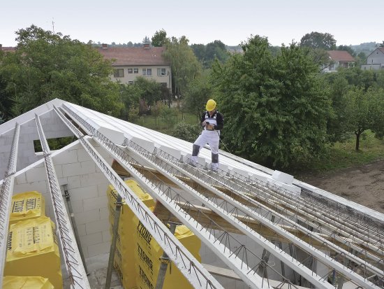 Montáž vložkovej strechy Ytong sa vykonáva ručne, spravidla ju zvládnu dvaja pracovníci. Najdlhšie trámy vážia 95 kg. Jednotlivá vložka „unesie“ 720 kg a je preto bezproblémovo pochôdza.