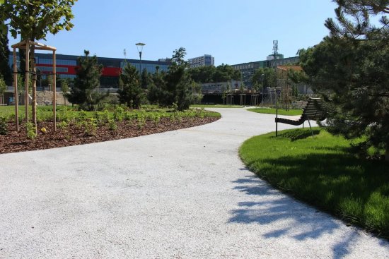 Povrch ZAPA DROPu nebolo potrebné spádovať a nevytvára sa na ňom ani kaluž. Drenážny betón je vďaka svojej medzerovitosti silno mrazuvzdorný.