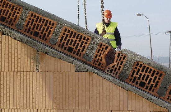 Pozdĺžne styky panelov sa zalievajú betónom