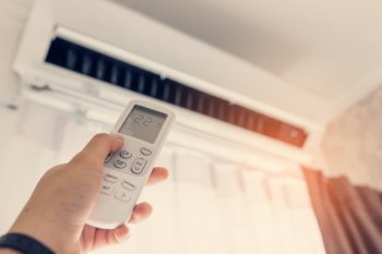 Funkcie ventilácie v podstate nenavyšujú nijako významne spotrebu elektrickej energie. Pokiaľ potom dôjde k vypnutiu chladiacej funkcie a ventilátory pracujú len v režime vetrania, je na rozdiel od kompresoru odoberané skutočne len minimum energie. (Autor : Butsaya, Shutterstock)