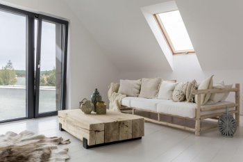 V prímorskom interiéri by nemalo chýbať drevo a svetlé farby, ktoré využíva okrem iného aj škandinávsky štýl (Zdroj: Photographee.eu, Shutterstock)