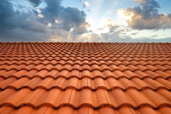 Aj strecha potrebuje prevetrávať. Strešná ventilačná medzera je ponechávaná medzi krytinou a poistnou hydroizoláciou. Krytina musí obsahovať vetracie prieduchy (Autor: MSPT, Shutterstock)