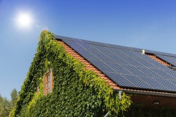 Solárny systém je v súčasnosti jedným z najpopulárnejších alternatívnych spôsobov výroby elektrickej energie, ktorá môže ľahko poháňať aj bojler na ohrev teplej úžitkovej či vykurovacej vody. Autor: OFC Pictures, Shutterstock