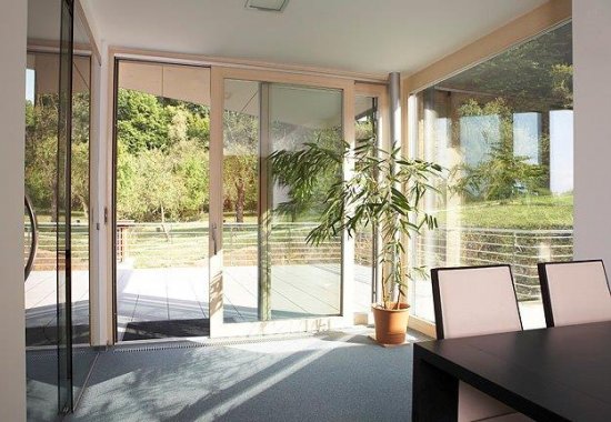 Drevohliníkové posuvné okenné HS Portály sú ideálnym riešením v prípade veľkých presklených plôch. Kombinácia dreva a hliníku zabezpečuje či už tvarovú stabilitu, tak aj ochranu materiálu. Zdroj: Window Holding, a. s. (Vekra)