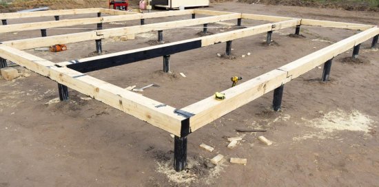 Modulárne stavby sú umiestňované na podkladovú konštrukciu v podobe hranolov z tvrdého dreva. (Zdroj: SV Production, Shutterstock)