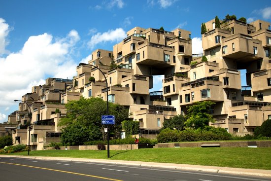 Obytný komplex vytvorený z 354 identických, prefabrikovaných betónových modulov, sa nachádza v Montreali v Kanade. (Zdroj: Pinkcandy, Shutterstock)