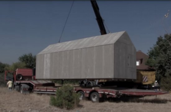 Preprava a vyloženie modulárneho domu (Zdroj:bryda,ceskyostrovnidum)