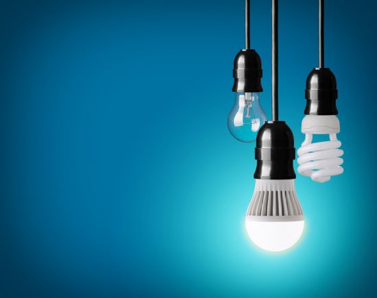 Umelé osvetlenie sa popisuje mnohými dôležitými parametrami. Medzi najzákladnejšie technológie svetelných zdrojov patrí: wolfrámová žiarovka, kompaktná úsporná žiarovka a v neposlednom rade aj najmodernejšia LED dióda.  Autor: Chones, Shutterstock.