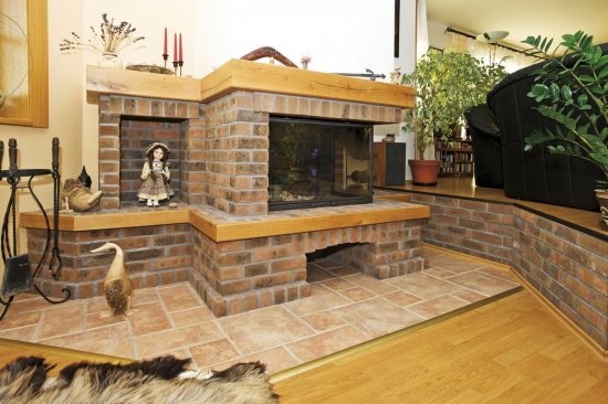 Kozub môže byť dominantou celej miestnosti, Foto: Realizácia kozubu od firmy Brickland