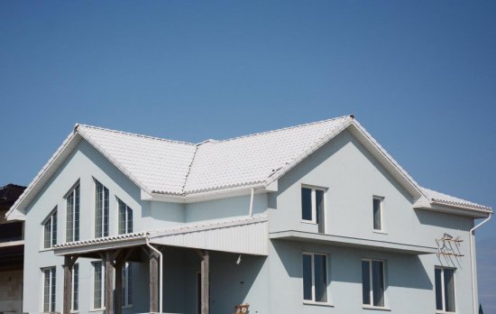 Biela strecha má schopnosť veľmi výrazne vylepšiť vnútornú klímu v dome. Účinne odráža veľké percento slnečného žiarenia. (Autor: Radovan1, Shutterstock)