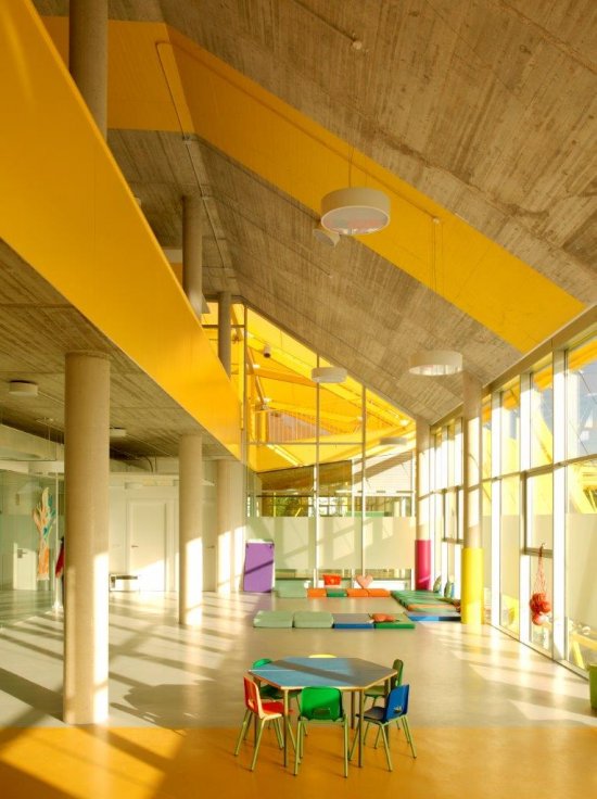 Ecopolis Plaza sa vyznačuje architektonickým konceptom, ktorý umožňuje verejnosti nenásilne sa zoznamovať s inovatívnymi energetickými technológiami. Deti študujúce na škole sú vychovávané k zodpovednosti v oblasti výroby aj spotreby energií. (Zdroj: ecosistema urbano)