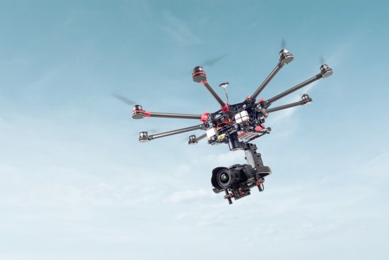 Drony plnia vo fotogrammetrií funkciu nosičov snímacích zariadení. Sú nasadzované ako aj v exteriéroch, tak aj vo vnútri objektov.  (Zdroj: LALS STOCK, Shutterstock)