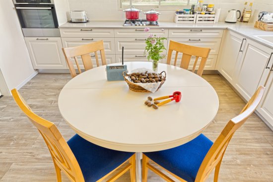 Stredobodom kuchyne by mal byť oválny stôl, ktorý údajne zlepší komunikáciu medzi členmi rodiny. (Zdroj: Shutterstock, autor: Dmitry Pistrov)