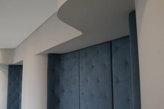 Nástenné akustické panely môžu byť potiahnuté rôznymi textíliami. Môžu tak doplniť takmer akýkoľvek interiér. (Autor: YukoF, Shutterstock)