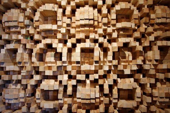 Tento akustický difuzér tvorený drevenými blokmi je súčasťou nahrávacieho štúdia. (Autor: SAPhotog, Shutterstock)