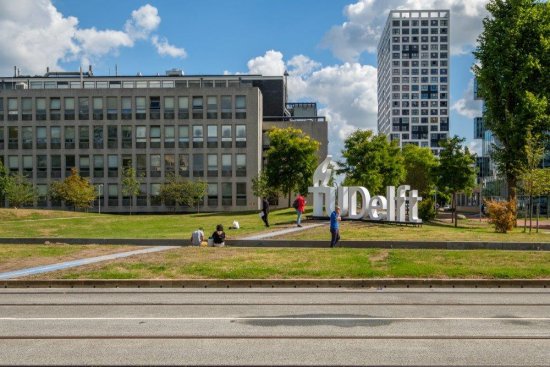 Pohľad na budovu Technickej univerzity v Delfte v Holandsku, kde vznikla jedna zo štúdií pojednávajúcich o možných samoregeneračných schopnostiach betónu. (autor: Frank Cornelissen, Shutterstock)