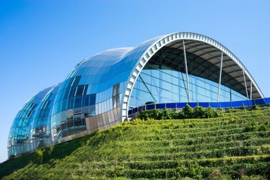 Konštrukcia centrálnej haly Sage Gateshead v Newcastlu je navrhnutá tak, aby pripomínala zvukovú vlnu. Je tvorená hliníkom, sklom a oceľou. (autor: DavidGraham86, Shutterstock)