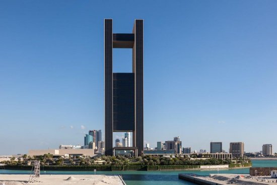 Fasáda hotelu Four Seasons v Bahraine je pokrytá hliníkovými panelmi, ktoré objektu dodávajú veľmi výraznú podobu. (autor: Philip Lange, Shutterstock)