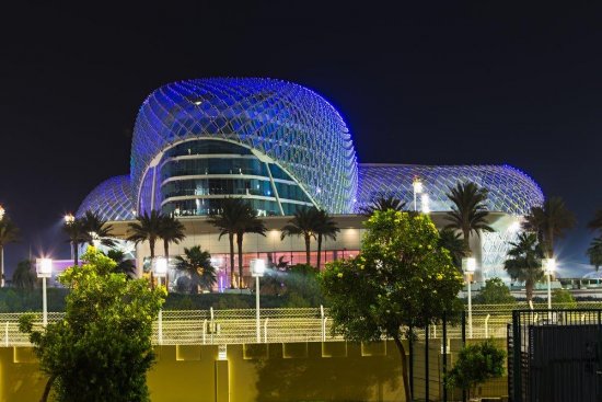 Zábavný park Ferrari v Abu Dhabi disponuje hliníkovou strechou, ktorá je so svojou rozlohou 200 000 m2 najväčšou hliníkovou krytinou na svete. (autor: Zhukov Oleg, Shutterstock)