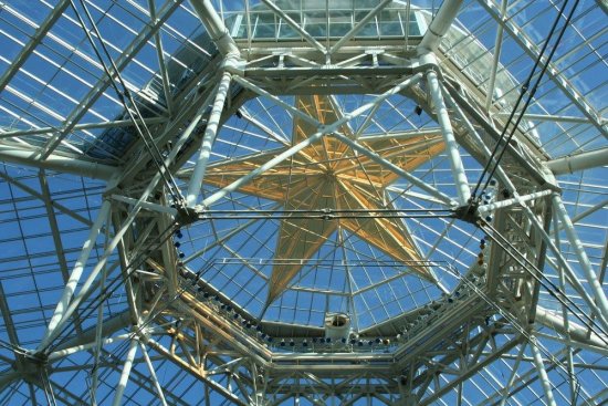 Strecha ohromného átria Riverwalk v hotelovom komplexe v blízkosti Dallasu v USA je sformovaná z hliníku. Plocha átria presahuje 16 000 m2. Hliníková konštrukcia napomáha udržaniu vhodnej vnútornej klímy. (Autor: Edward Chin, Shutterstock)