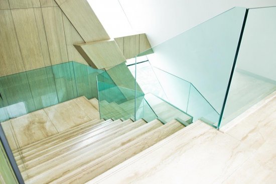 Mramorové schodisko je klasikou, ktorá je stále vhodná či už do konzervatívneho, tak do moderného interiéru. (autor: hxdbzxy, Shutterstock)