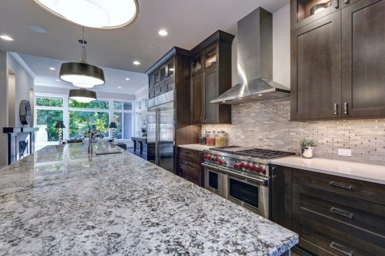 Žulová doska v kuchyni plní praktickú funkciu odolného pracovného materiálu aj nadčasového dekoratívneho prvku. (autor: Artazum, Shutterstock)