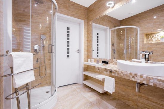 Moderná kúpeľňa je obložená pieskovcovými dlaždicami. Sú odolné vode aj mechanickému poškodeniu a ich životnosť je veľmi dlhá.(autor: Photographee.eu, Shutterstock)