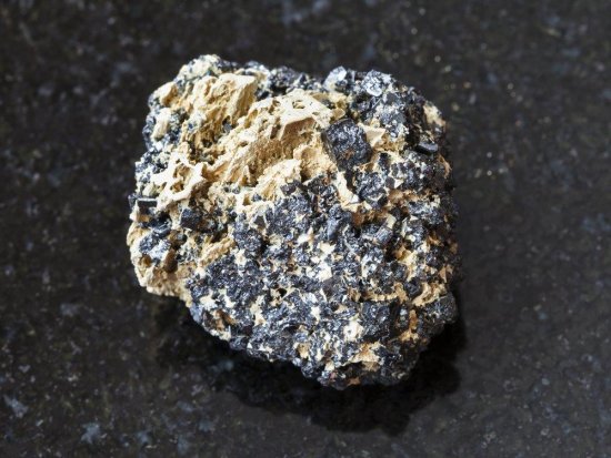 Minerál perovskit získal meno po významnom ruskom diplomatovi a mineralógovi. Disponuje typickou kryštalografickou štruktúrou, na ktorej je založená aj technológia tzv. perovskitových článkov. (autor: vvoe, Shutterstock)