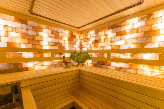 Soľná sauna má steny obložené soľnými tehlami alebo soľnými kameňmi.Foto: alhim, shutterstock