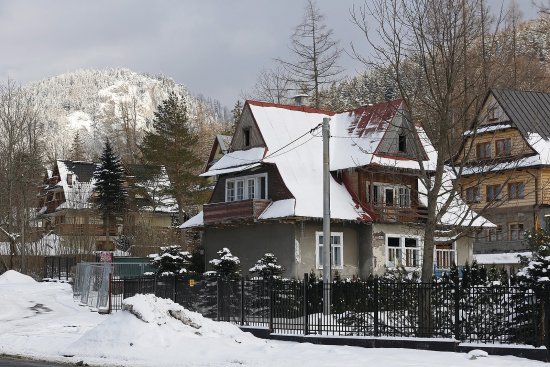 V zime a pri zamračenej oblohe, kedy sa neprejavuje priame slnečné žiarenie, je štandardný tepelno-technický výpočet prechodu tepla najbližšie k realite (foto: marekusz, Shutterstock)